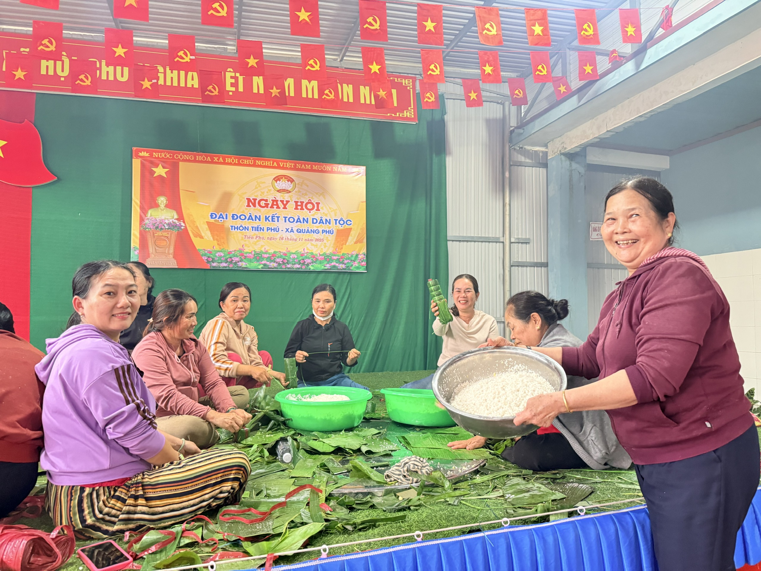 Người dân thôn Tiến Phú gói bánh tét và bánh rò để gửi đến hỗ trợ bà con đang bị ảnh hưởng do mưa bão gây ra